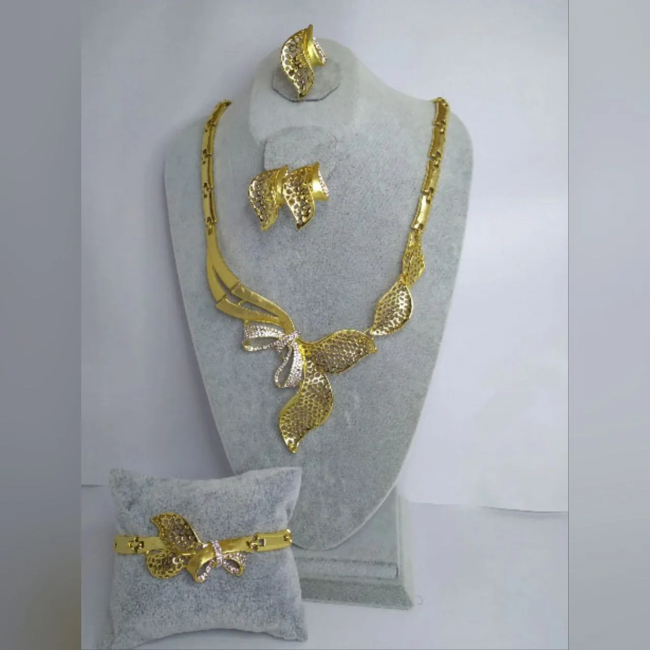 The Leaf and Bow Set