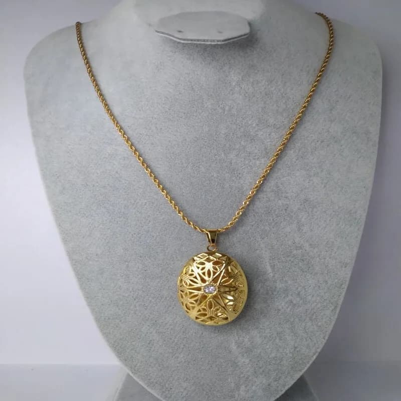 Vintage Pic Frame Necklace